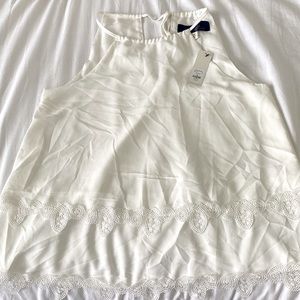 BRAND NEW W/TAGS - Francesca’s Brand White Blouse with Lace Detail. SIZE MED